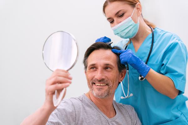 Clínica de injerto capilar - Doctora revisando la evolución de un paciente