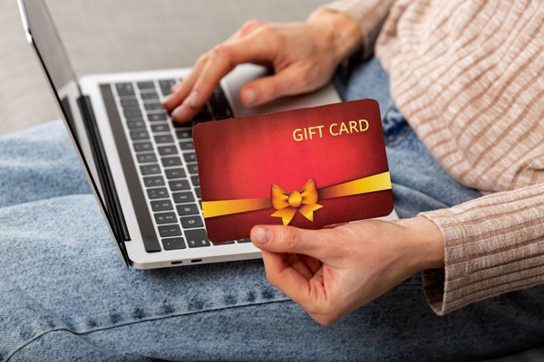 Estafas con tarjetas de regalo - Mujer usando una Gift Card digital