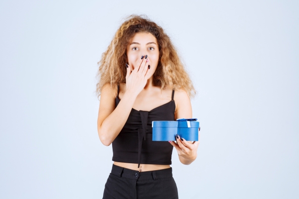 Mujer sorprendida por estafa con Gift Card
