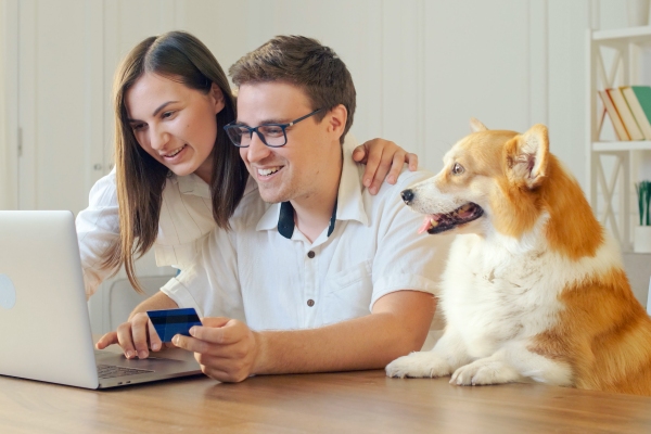 Familia contratando una cobertura online para su perro