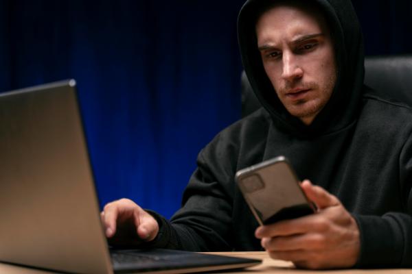 Estafas en redes sociales - Hombre sospechoso intenta estafar con teléfono y laptop