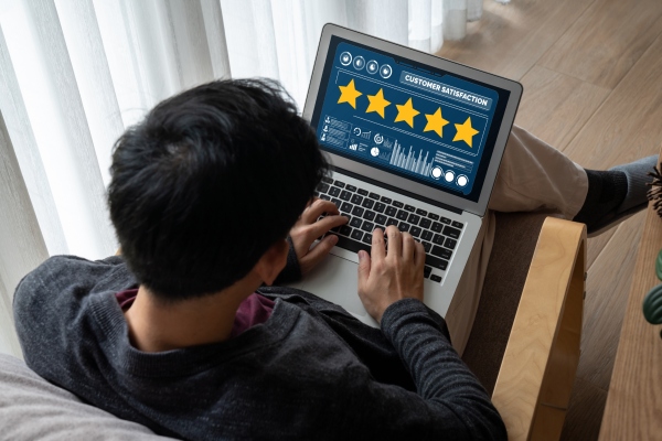 Reseñas creíbles - Cliente evaluando servicio