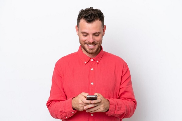 Hombre reconoce una estafa en su teléfono y la evita