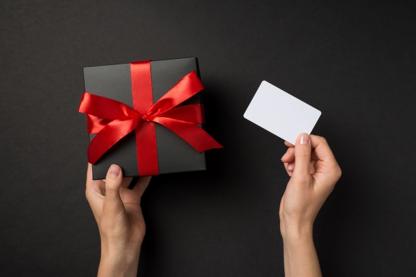 Estafas con tarjetas de regalo - Persona abriendo el regalo de una Gift Card