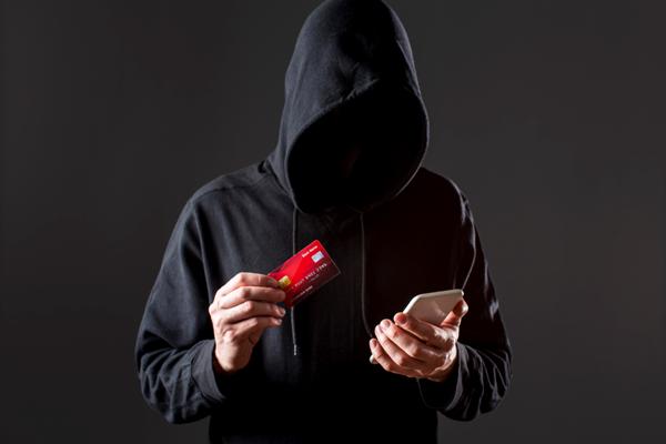 Hombre intentando estafar con tarjeta bancaria