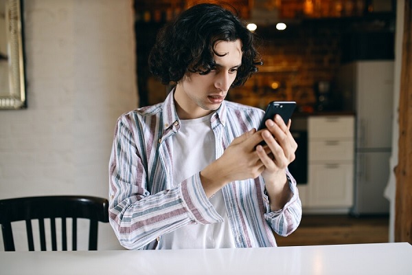 Estafas telefónicas - Hombre siendo víctima de estafa en el teléfono