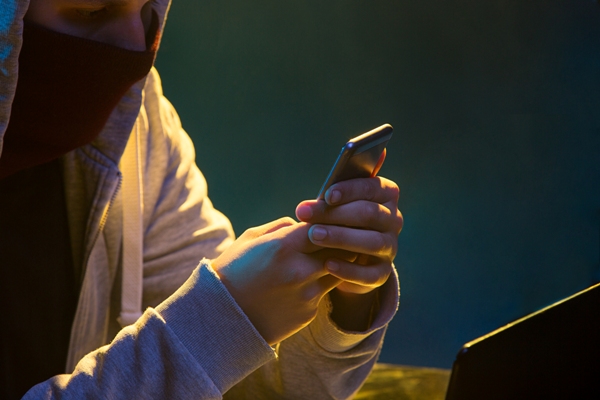 Estafas en redes sociales - Hombre sospechoso usando un teléfono