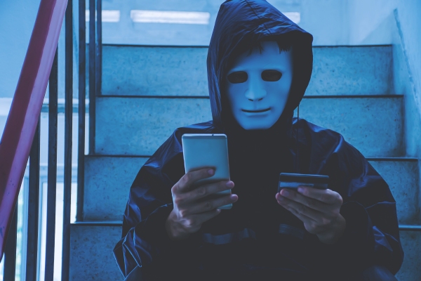 Hacker intentando robar datos de tarjeta bancaria