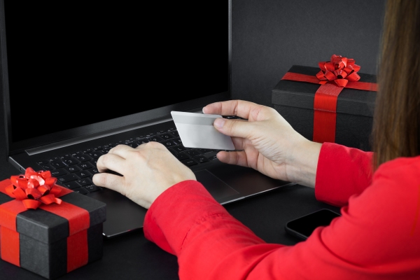 Mujer comprando una Gift Card de manera segura