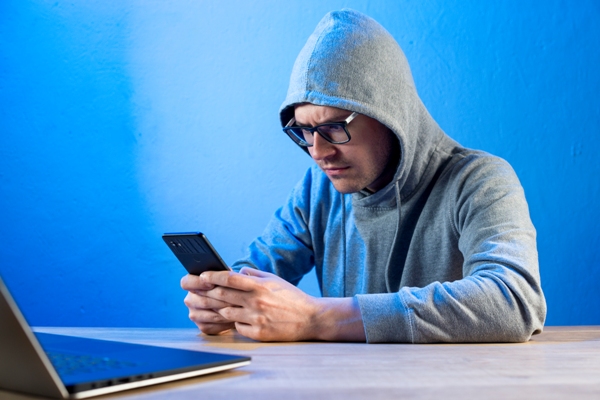 Estafas en redes sociales - Hombre suplantando identidad en teléfono