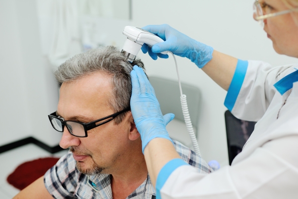 Hombre recibiendo tratamiento de bioestimulación en el cabello