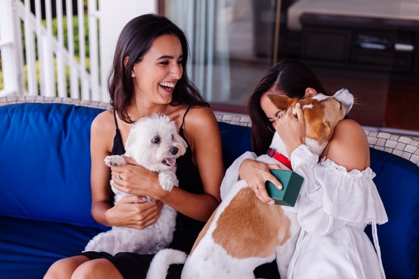 Seguro para tu mascota - Mujeres abrazando a sus perros