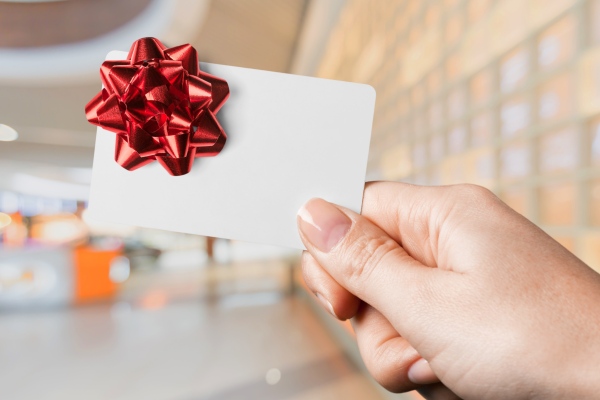 Estafas con tarjetas de regalo - Mujer sosteniendo una Gift Card
