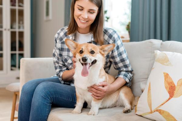 Mujer con su perro feliz