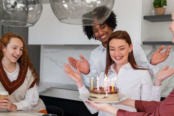 Grupo de amigos organiza una fiesta de cumpleaños sorpresa para agasajar a una amiga
