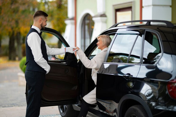 Restaurantes - Valet parking asiste a una Sra. mientras se baja de su auto