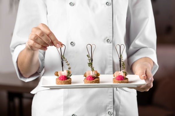 Chef presentando un plato gourmet exclusivo de 3 estrellas Michelin en un restaurante de Madrid