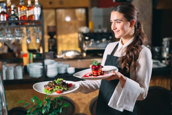 Restaurantes para comer económico - Camarera llevando la comida y postre al cliente con una excelente atención