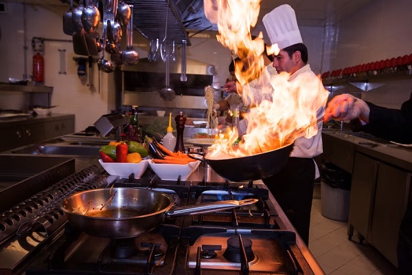 Restaurantes - Cocineros preparando los platillos en los mejores restaurantes de Madrid