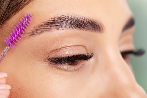 Mujer con las cejas depiladas