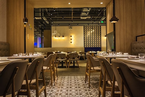 Restaurantes para comer económico - Restaurante elegante de Madrid esperando por comensales