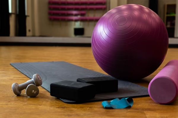 Equipo de entrenamiento - Diferentes implementos para realizar ejercicios en casa, como las mancuernas, esterilla, bandas elásticas y pelota de pilates