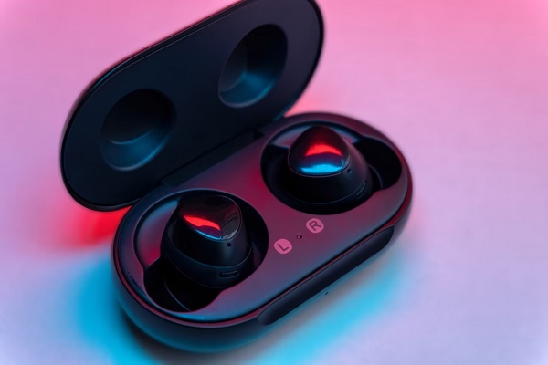 Auriculares inalámbricos - Audífonos Bluetooth de botón en color negro con su estuche de carga