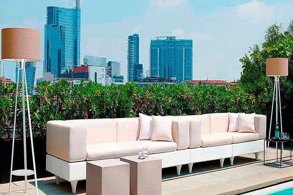 Terraza con lámparas de gran tamaño, que brindan una decoración elegante y moderna al espacio, así como una iluminación correcta durante la noche