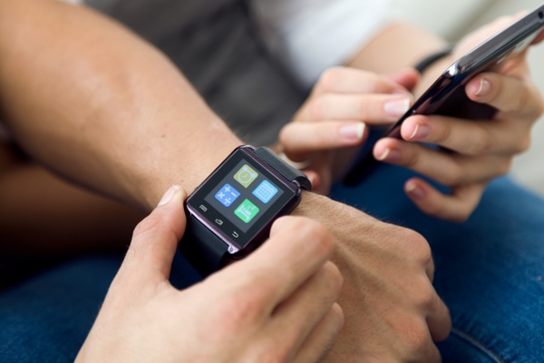 Reloj inteligente - Hombre observando las diferentes aplicaciones que trae el software del smartwatch