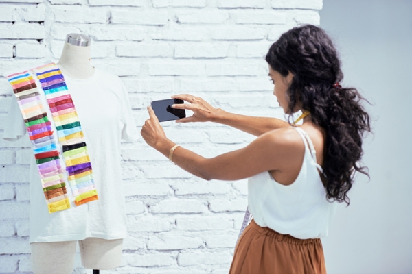 Tinte para ropa - Mujer analizando el color más adecuado para teñir la prenda