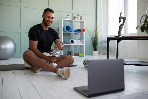Equipo de entrenamiento - Hombre preparándose para realizar ejercicios con el gimnasio multifuncional que tiene en casa
