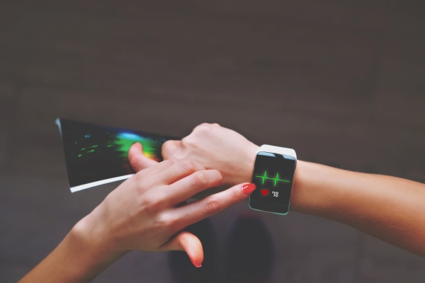 Mujer usando su smartwatch para monitorizar la frecuencia cardíaca