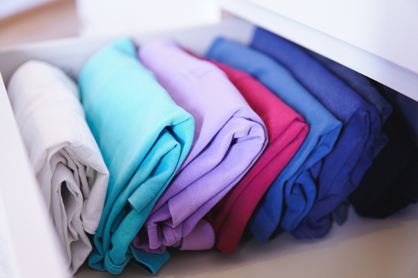 Tinte para ropa - Prendas organizadas con colores vibrantes luego de teñirlas