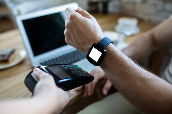Reloj inteligente - Hombre pagando con su smartwatch gracias a la tecnología NFC