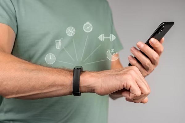 Reloj inteligente - Hombre usando su smartwatch para visualizar de manera sencilla las notificaciones de su teléfono