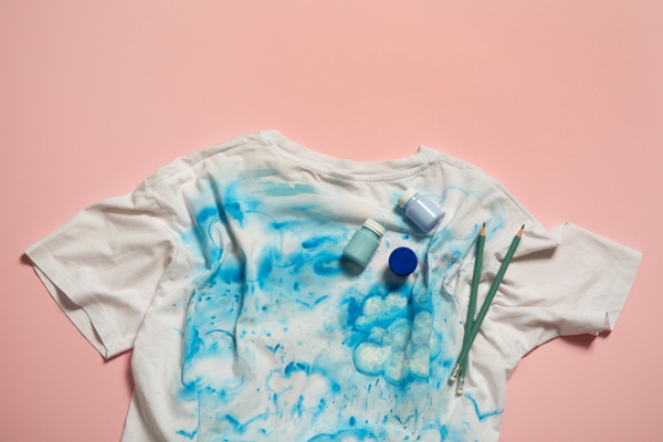 Camisa teñida de manera directa para crear un diseño original, sin un color homogéneo