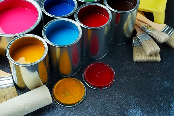 Tiendas de pintura en Madrid - Diferentes recipientes de pintura con colores variados, como el azul, rojo, amarillo, rosado y marrón
