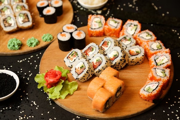 Restaurantes de comida japonesa en Madrid - Plato con diversos estilos de sushi para varias personas