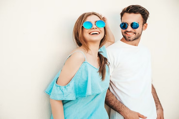 Comprar gafas de sol - Pareja posando con gafas de sol, que complementan su look y protegen los ojos de los rayos UV