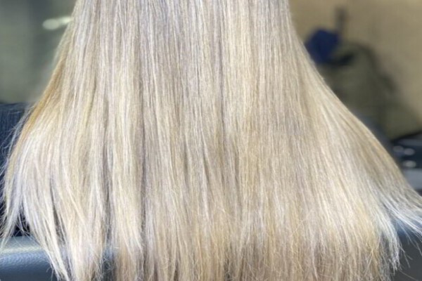 Colores de cabello para el verano - Cabello de color rubio arena, el cual brinda luminosidad y volumen a la melena durante el verano