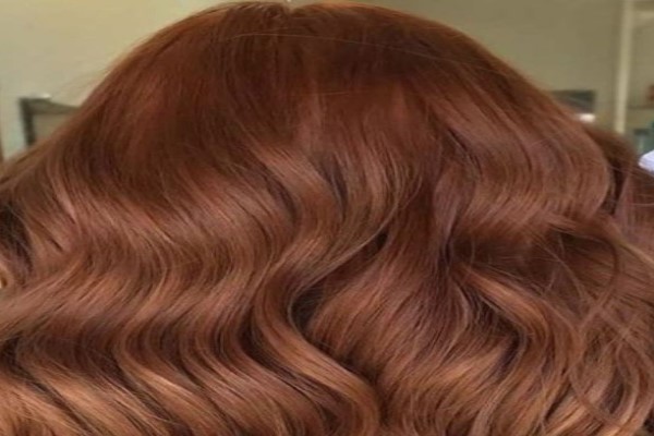 Colores de cabello para el verano - Cabello de color castaño cobrizo, el cual aporta dimensión y brillo a la melena