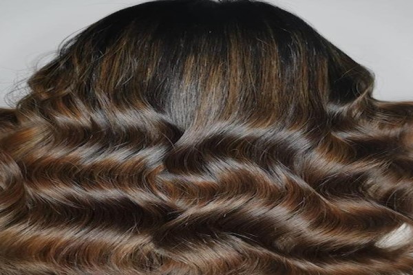 Colores de cabello para el verano - Cabello de color chocolate mocha, el cual combina diferentes tonos de marrones para crear una mezcla atractiva durante el verano