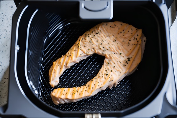 Cesta con recubrimiento antiadherente que facilita la limpieza de las freidoras luego de cocinar los alimentos, como el salmón