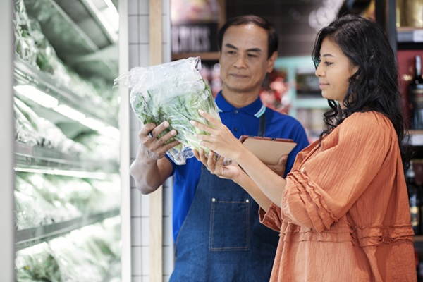 Supermercados asiáticos - Vendedor asiático aconsejando a una clienta para que se lleve el producto correcto, que viene importado de Asia