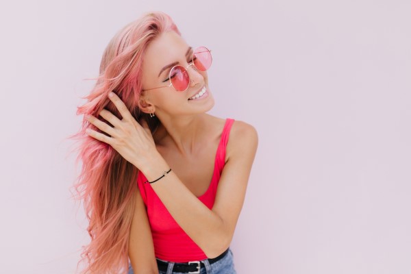 Colores de cabello para el verano - Mujer con un cabello de color rubio fresa, el cual aporta originalidad y sotificación a cualquier tipo de melena