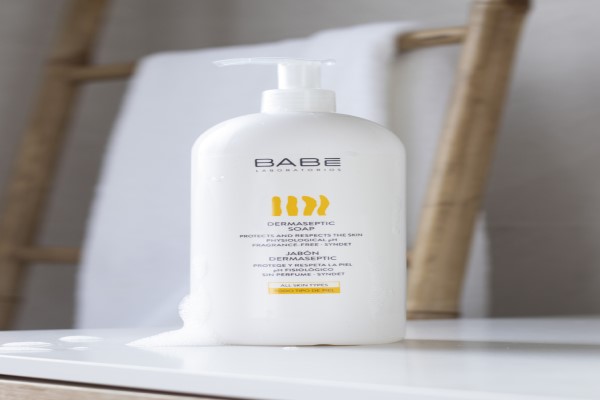 geles de ducha recomendados por dermatólogos - Gel de ducha hidratante para pieles secas de Laboratorios Babé