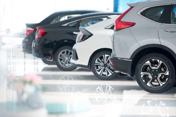Mejores marcas de coche en España - Imagen de un concesionario con diferentes modelos de coches, los cuales pertenecen a las marcas más vendidas en España