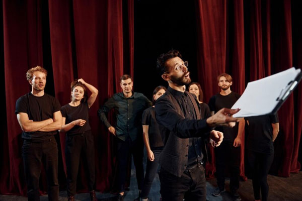 Director y actores ensayan detrás de escena para presentar un show de calidad