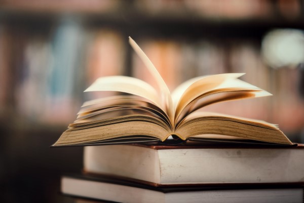 Libros de historia recomendados . pila de libros en una biblioteca, donde el primero esta abierto