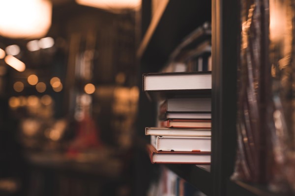 Libros de historia recomendados pila de libros en la estantería de una biblioteca